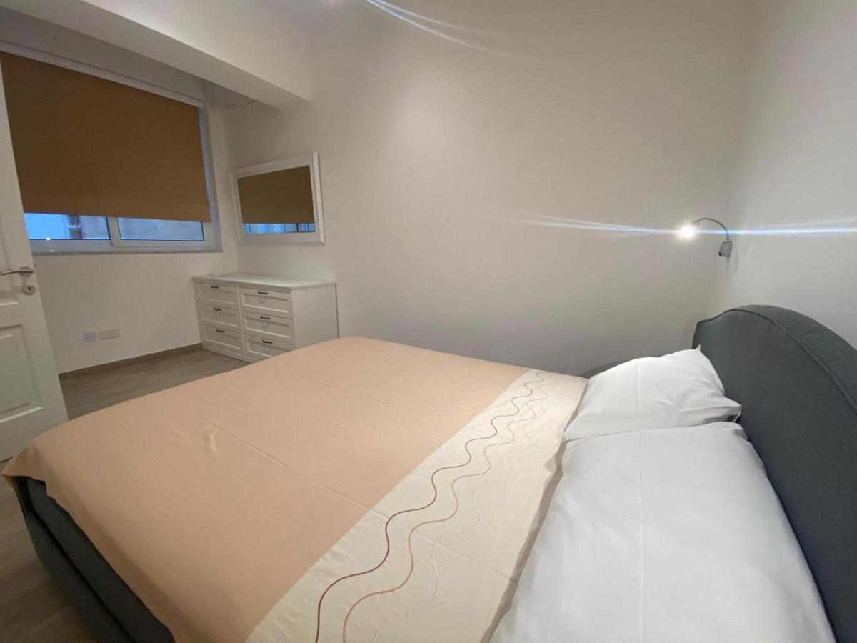 Beachfront Sliema Apartment Екстер'єр фото